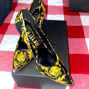 Versace Jeans Couture blk and gold Baroque print!🔥🔥🔥